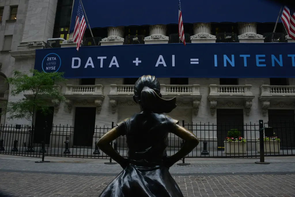 Internationales Parlamentsgebäude mit digitaler Anzeige „DATA + AI“ – symbolische Darstellung staatlicher Maßnahmen gegen Cyberkriminalität und KI-gestützte IT-Sicherheit.